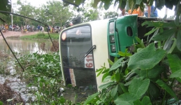 Xe buýt lật ngược, 27 học sinh bị rơi xuống ao